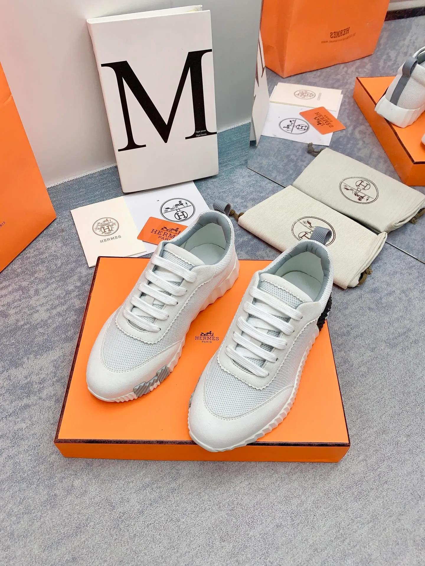 👟👟Ex-factory price 640👟👟 [Hermes] New Bouncing Couple 👫Sneakers. The most comfortable shoes from Hermès, no one else⃣️. They are very light on the feet and very beautiful. You will not feel tired when you go shopping and running around. 👍 The overall suede leather feels very good, very beautiful and very versatile. It is very light, comfortable and extremely light, suitable for both sports and leisure. It feels great to step on! 30+ men's and women's color combinations. You can choose, there will always be what you want~ ✅Fabric: Imported high mercerized sheep + original rain velvet ✅Inner: Imported silk sheepskin for lining insole ✅Outsole: Seamless combination of IP+TPU (multi-color letters) German technology irradiation machine ✅Code number: 35-41 for women and 38-46 for men (41 for women, 45.46 for men, customized and non-returnable)